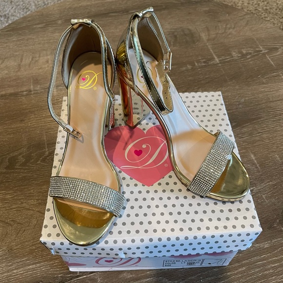 Gold heels size 6 MAKE OFFER - Picture 1 of 6